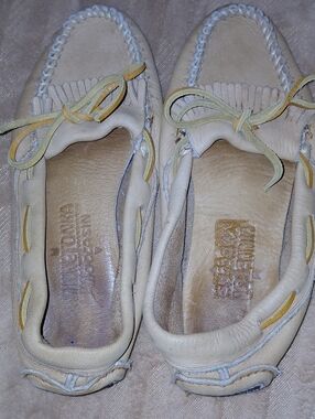 Womens Minnetonka Tan Leather Moccasins with Leather Laces Sz: 8